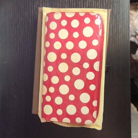 LV x Kusama Limited Edition Long Zip Wallet Vernis Infinity Dots - Picture 3 of 17